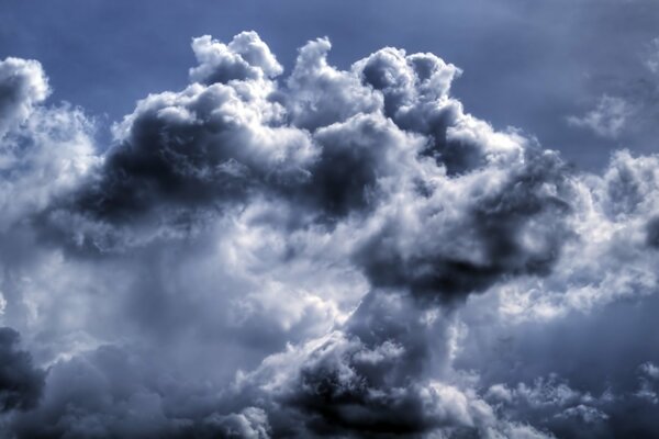 Nubes azules en el cielo sombrío