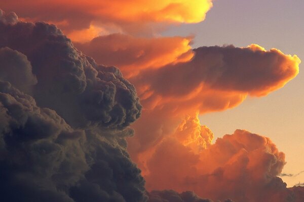 Gros tubercules de nuages dans le ciel