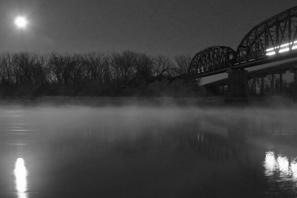 Nature noir et blanc avec rivière et pont