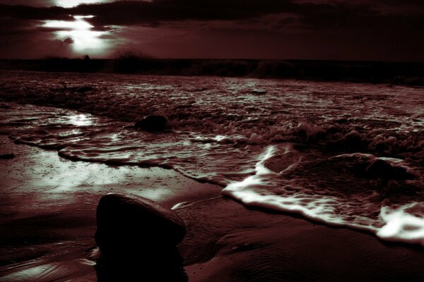 Atmosphärisches Foto von einem Sandstrand in Sepia