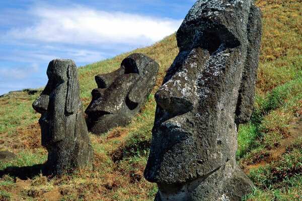 Totems in Form von Gesichtern aus Steinen