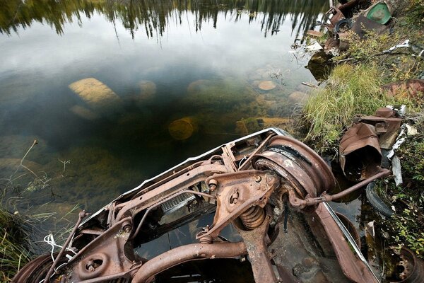 Vertedero de coches en un charco de basura