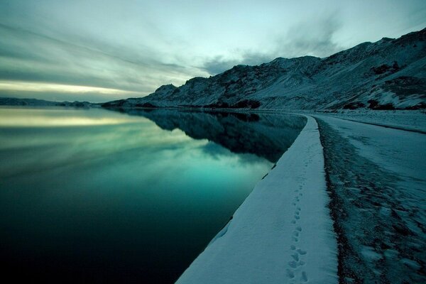 Tracce sulla neve Adol acqua