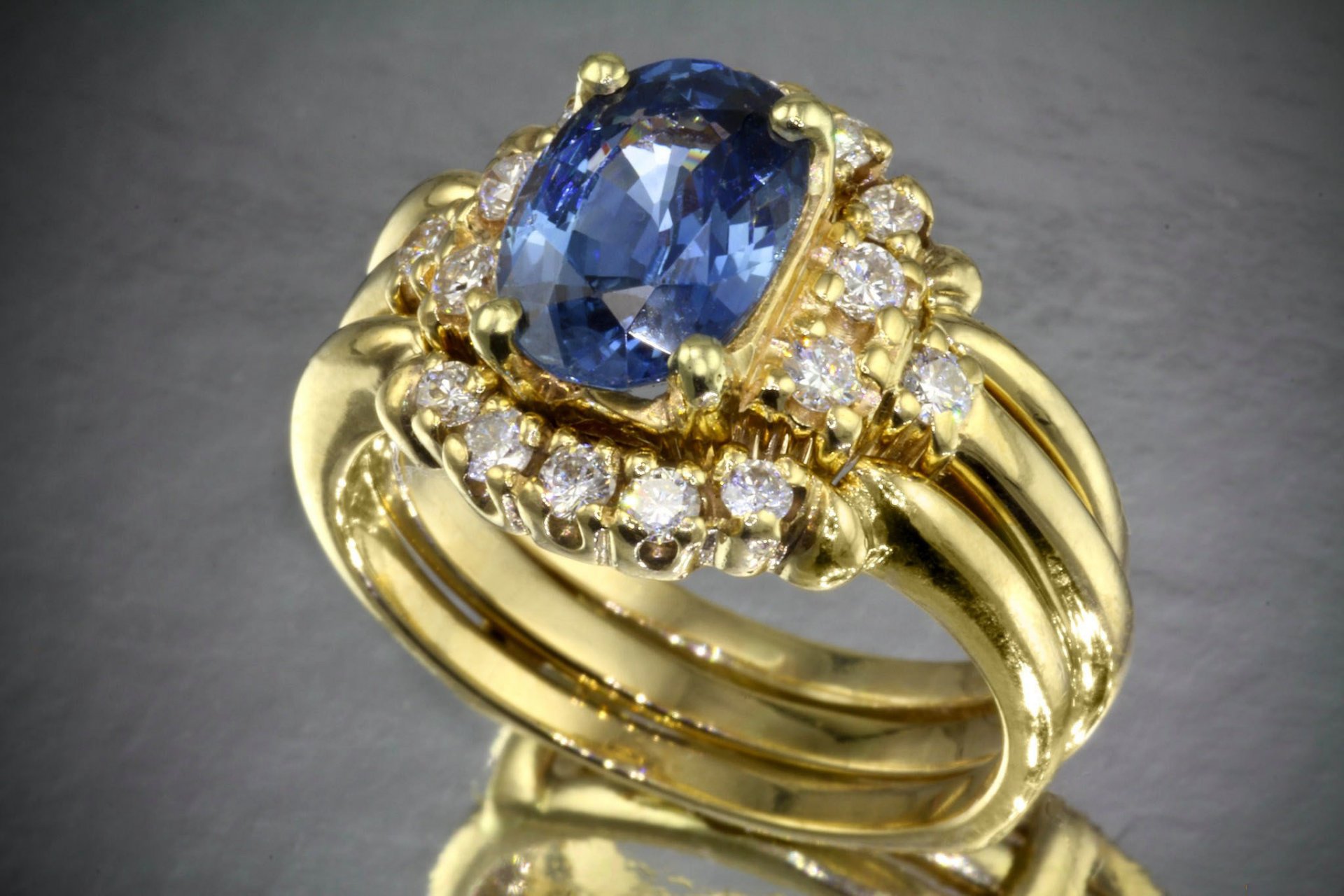 bague or pierre bleu précieux diamants