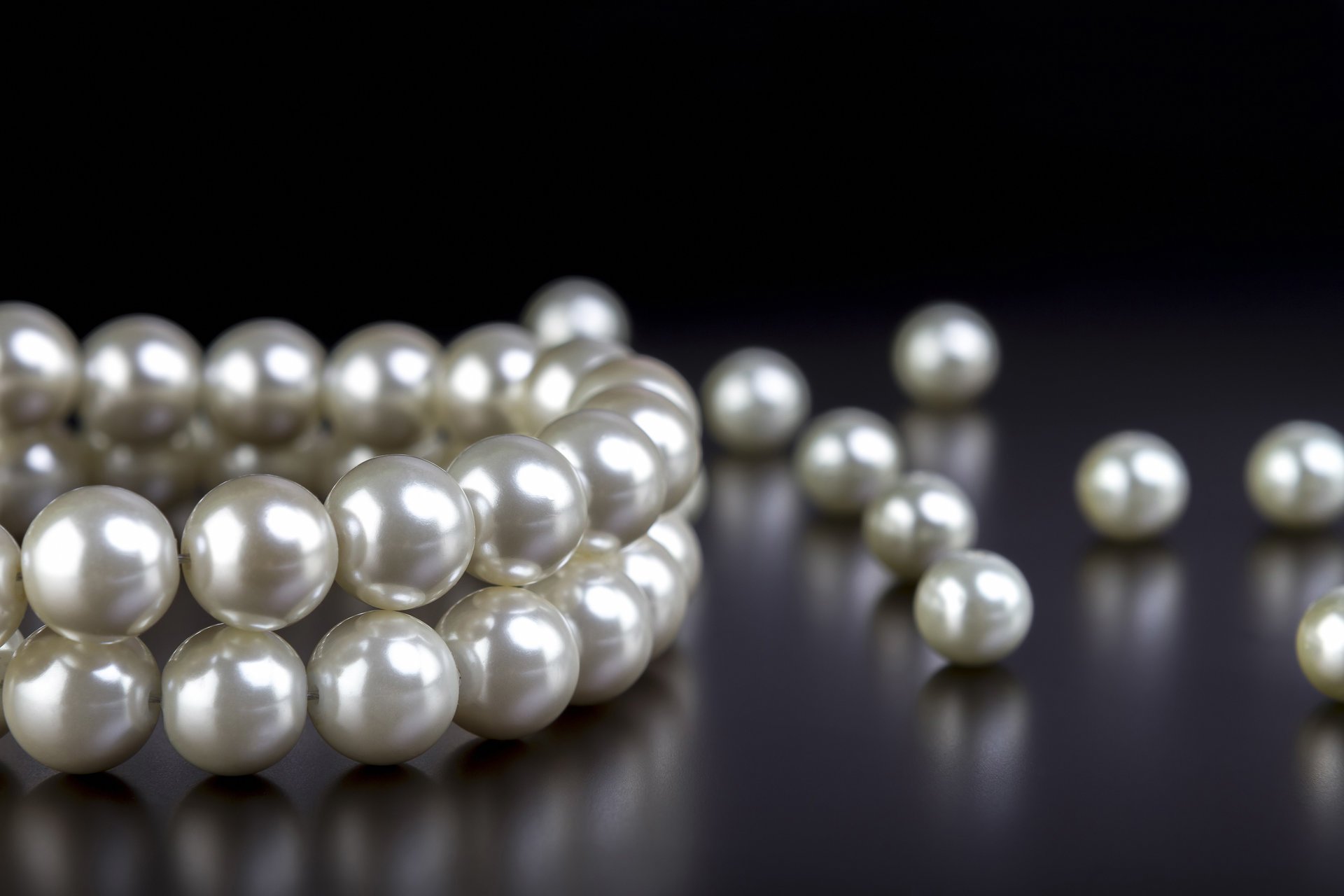 pearl beauty necklace glitter placer white elegance luxury gift blur bokeh macro wallpaper