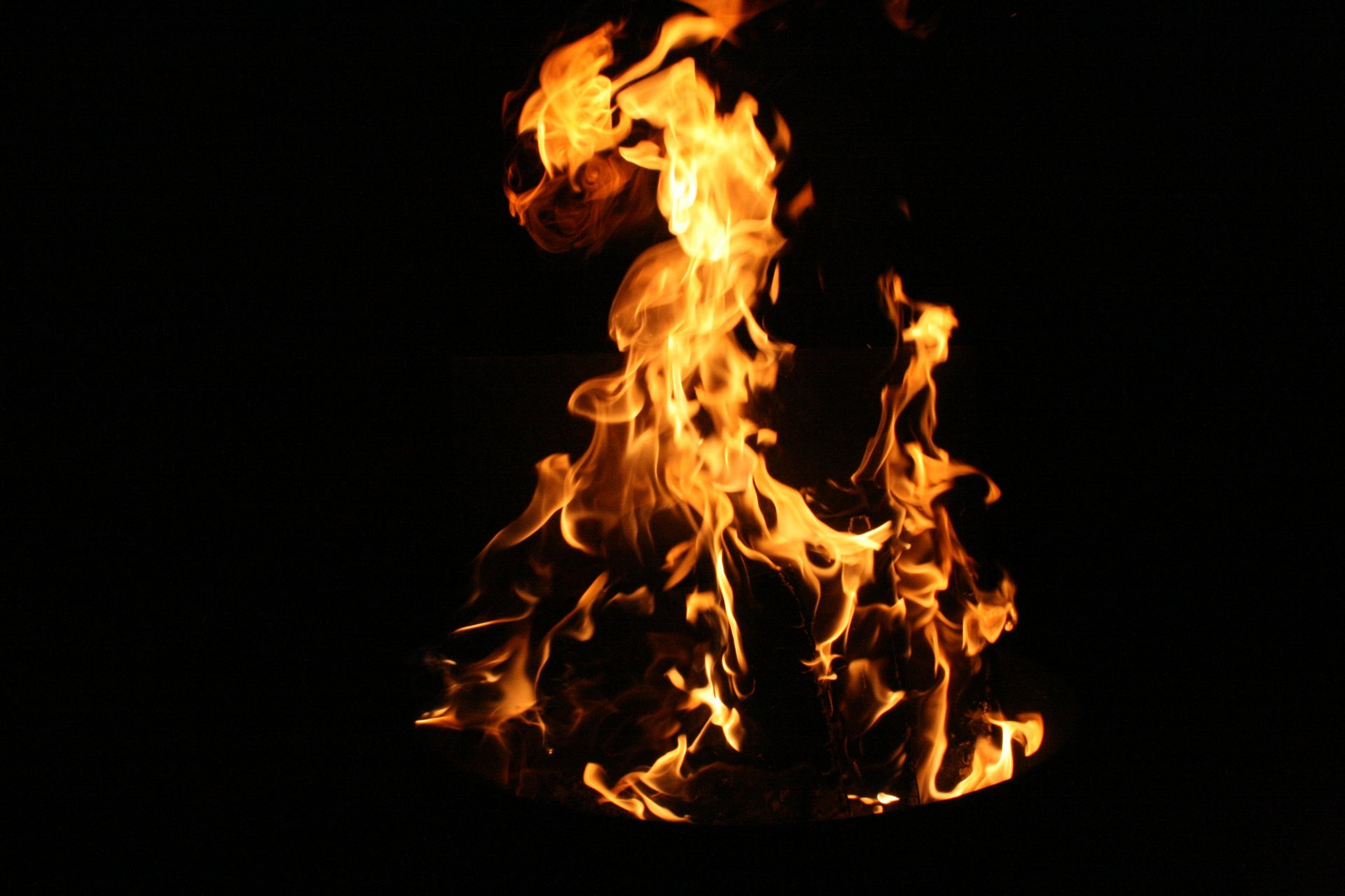 fond papier peint macro nature feu flammes flammes feu de joie nuit