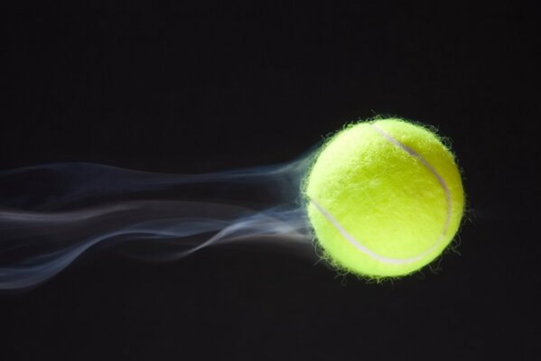 La pelota de tenis vuela a una velocidad vertiginosa