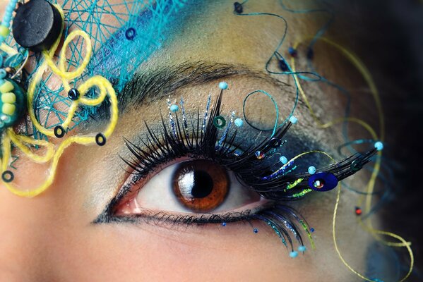 Photo macro de maquillage lumineux dans les tons bleu-jaune