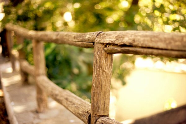 Foto macro di recinzione in legno con bokeh