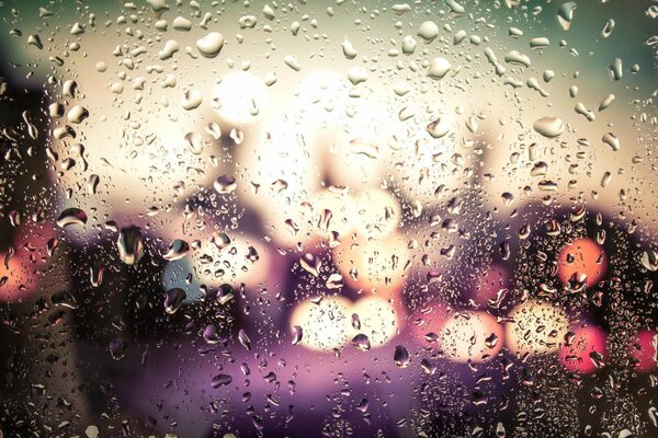 Gouttes de pluie sur le verre