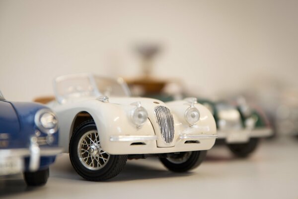 Voiture de jouet blanc se dresse sur la table