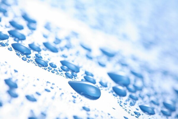 Gouttes d eau sur la surface closeup