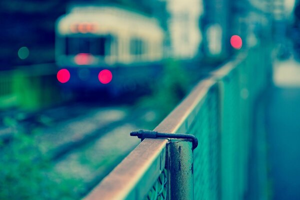 Der Zug nähert sich am frühen Morgen dem Bahnsteig