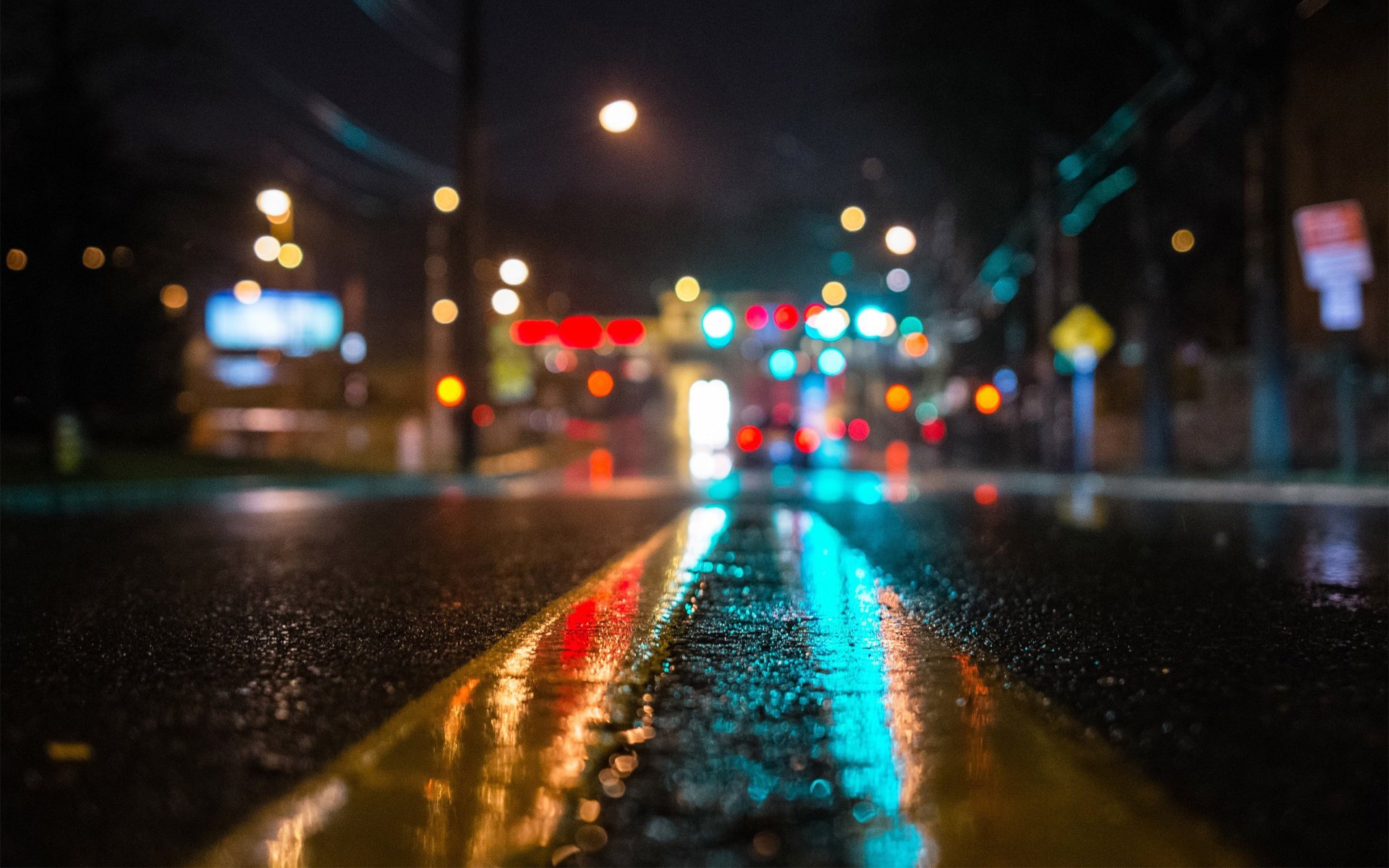 route asphalte pluie nuit lumières lumière rue bokeh gros plan