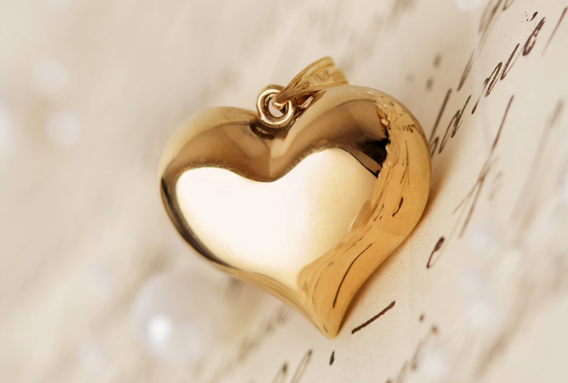 pendentif coeur coeur or lettre gros plan