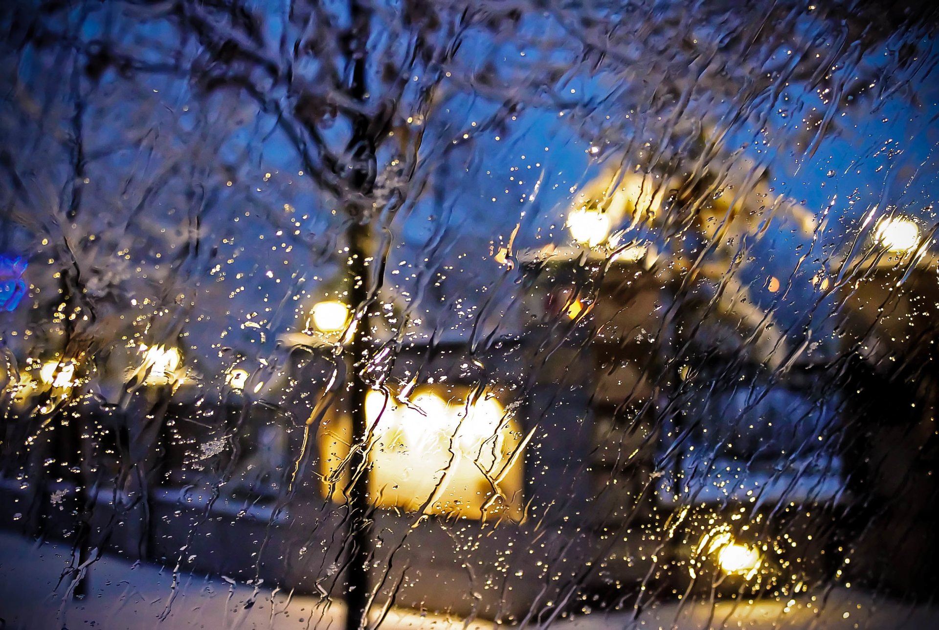 ville rue pluie gouttes gros plan verre