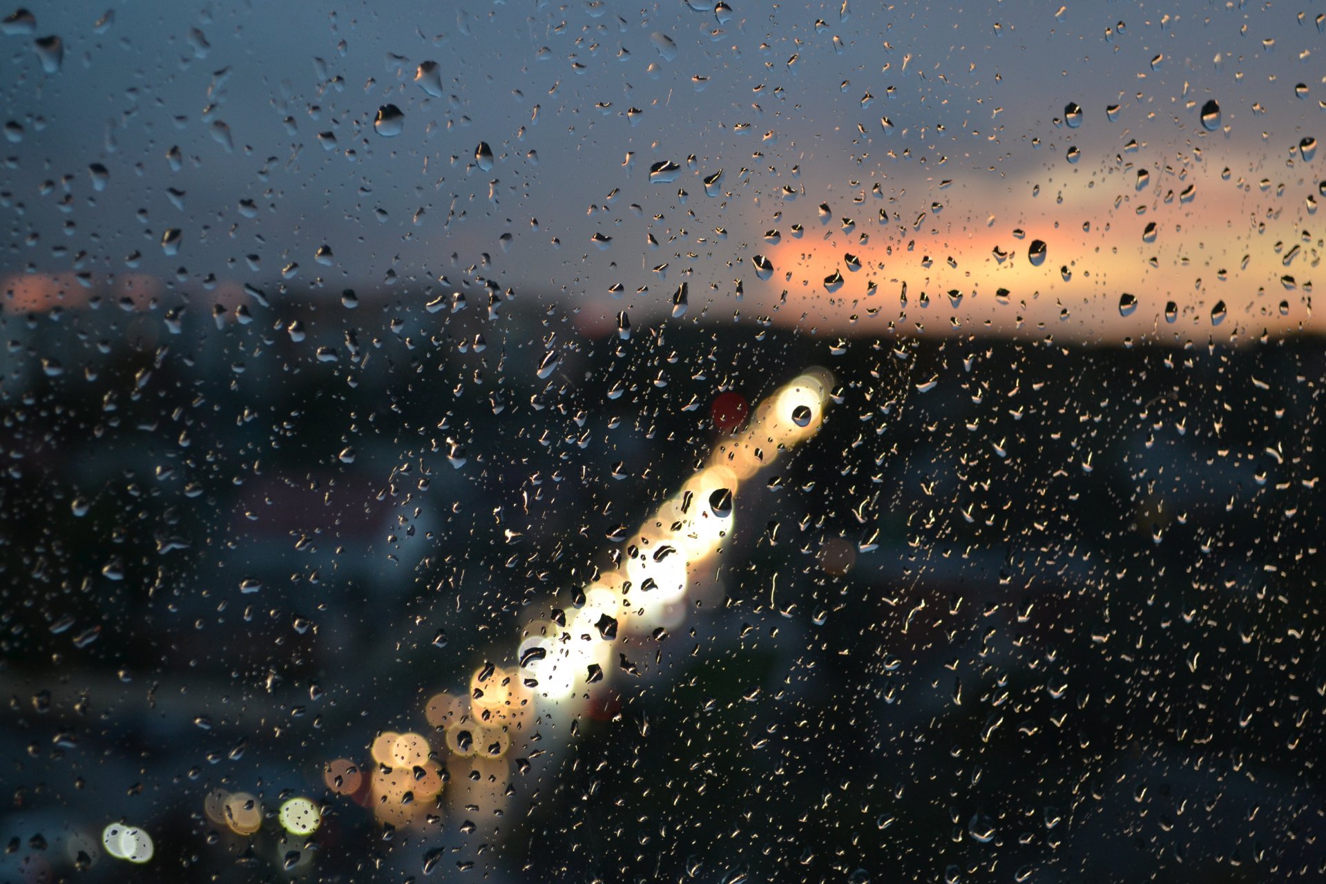 gotas lluvia ciudad noche vidrio salpicaduras luces