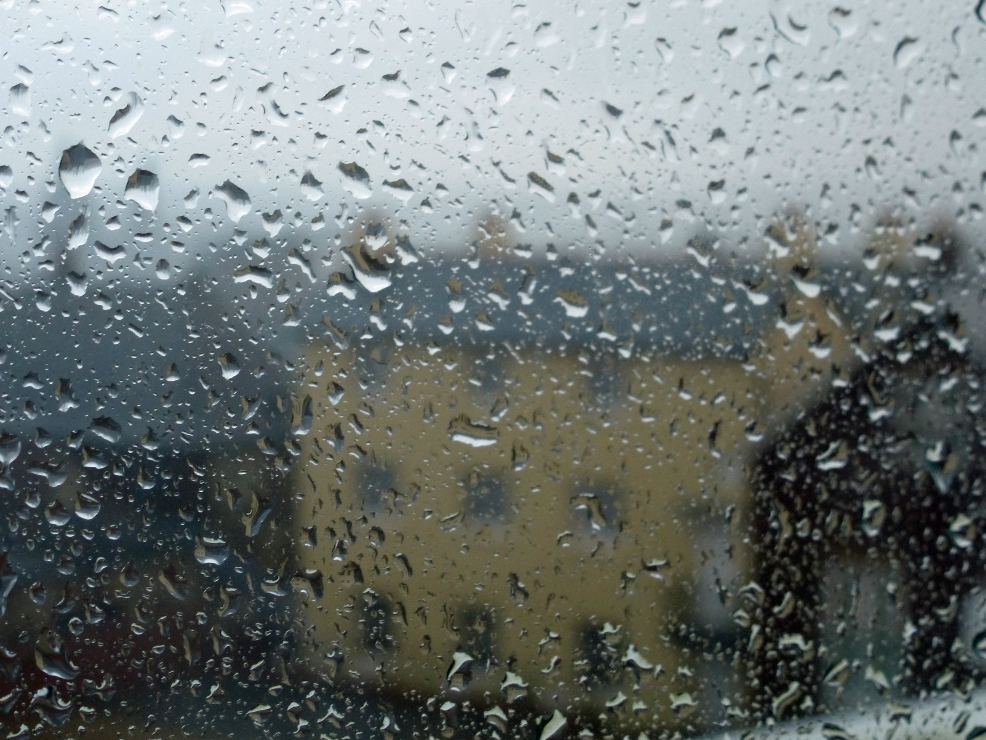 vidrio agua gotas lluvia casa contornos desenfoque