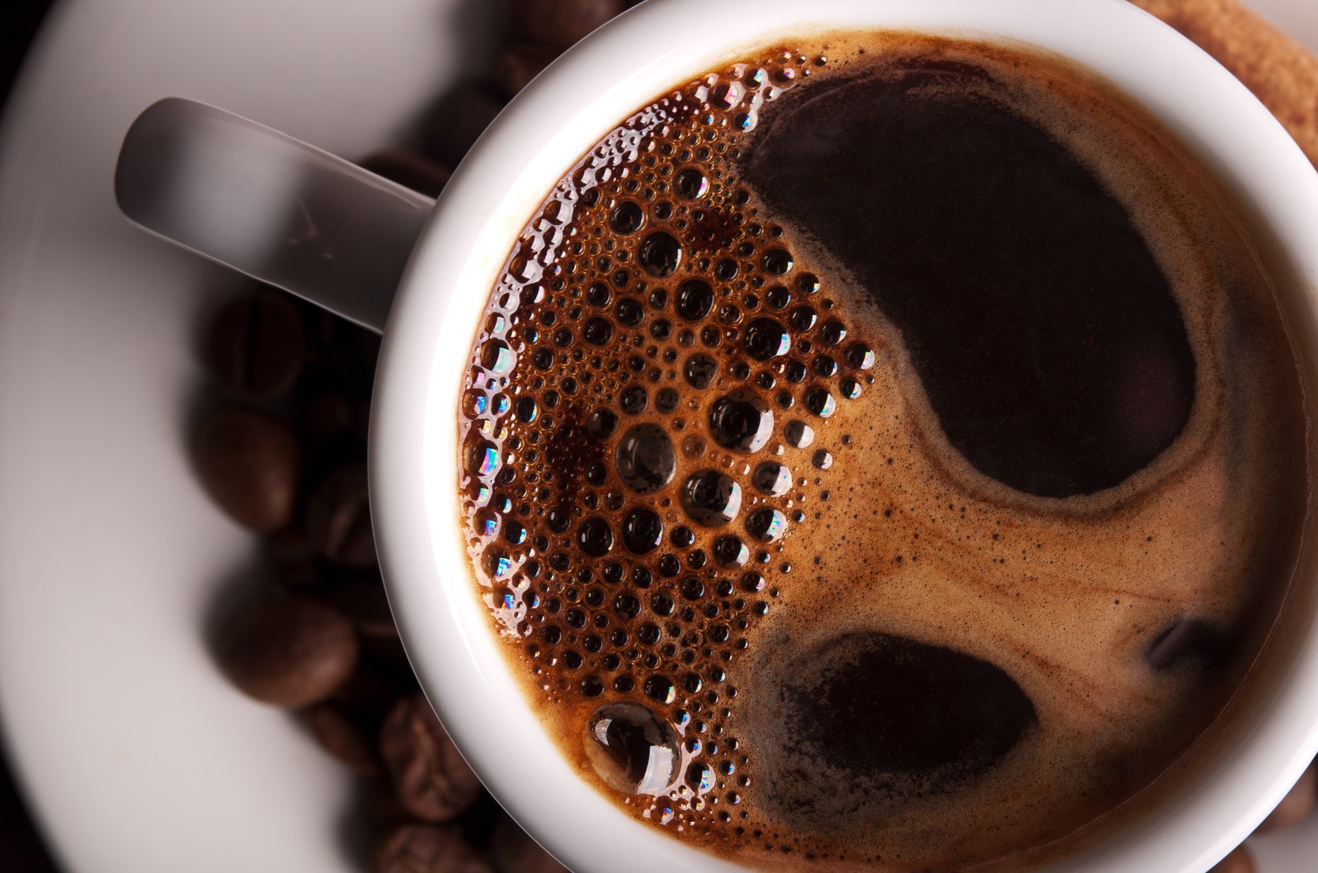 caffè macro schiuma schiuma grani tazza