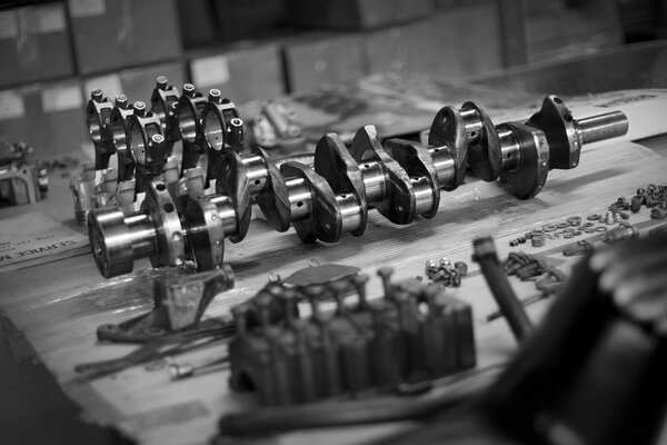 Piezas de automóviles, foto en blanco y negro