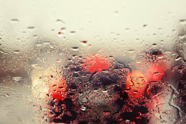 Vidrio después de la lluvia en otoño