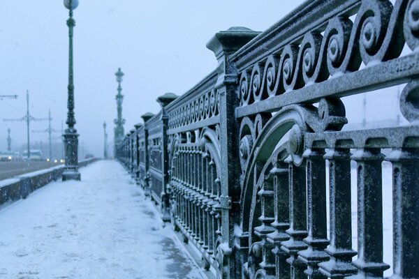 Puente de San Petersburgo en invierno