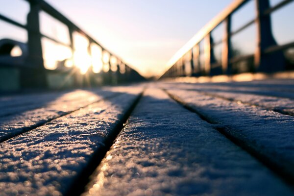 Gefrorene Schneebrücke im Winter