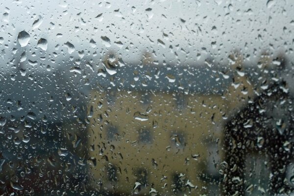 Vidrio cubierto con gotas de lluvia