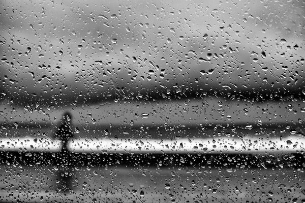 Las gotas de Joule sobre el cristal en el fondo del paisaje