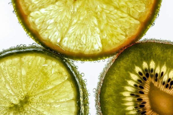 Foto ravvicinata di un taglio di kiwi arancione e lime