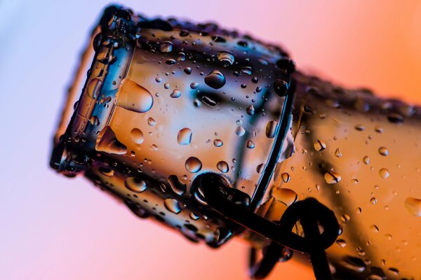 Gocce d acqua sul collo della bottiglia