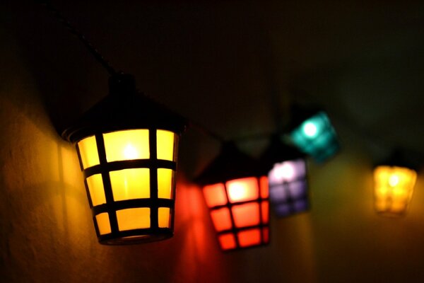 Lanternes multicolores dans la vieille ville