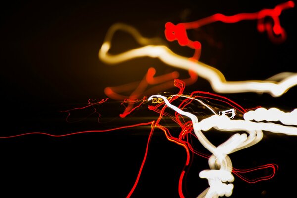 Lignes rouges et blanches sur fond noir