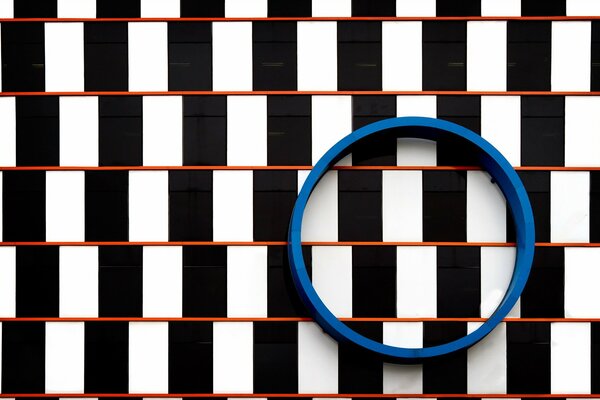 Optische Täuschung mit schwarzen und weißen Streifen