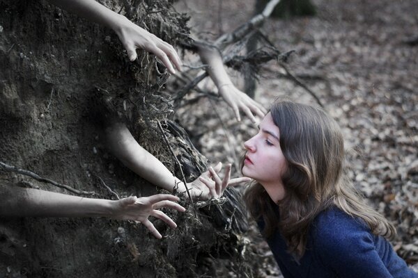 Fille dans la forêt. Mains. C est fantastique