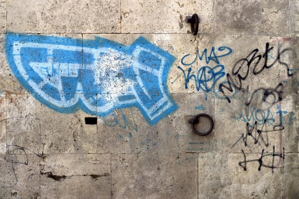 Blaue Graffiti an der Betonwand