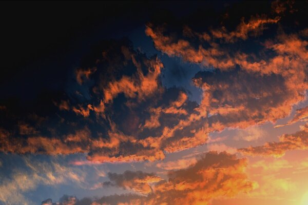 Coucher de soleil nuageux sombre et inquiétant