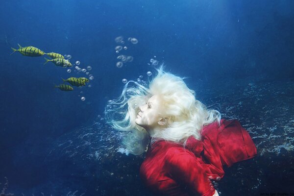 Blonde Mädchen unter Wasser