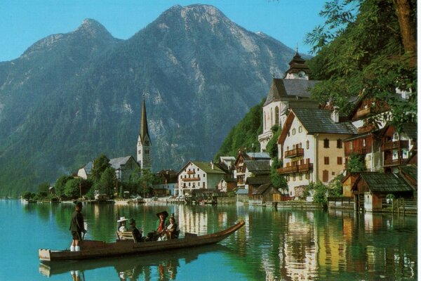 Un pintoresco pueblo a orillas del lago