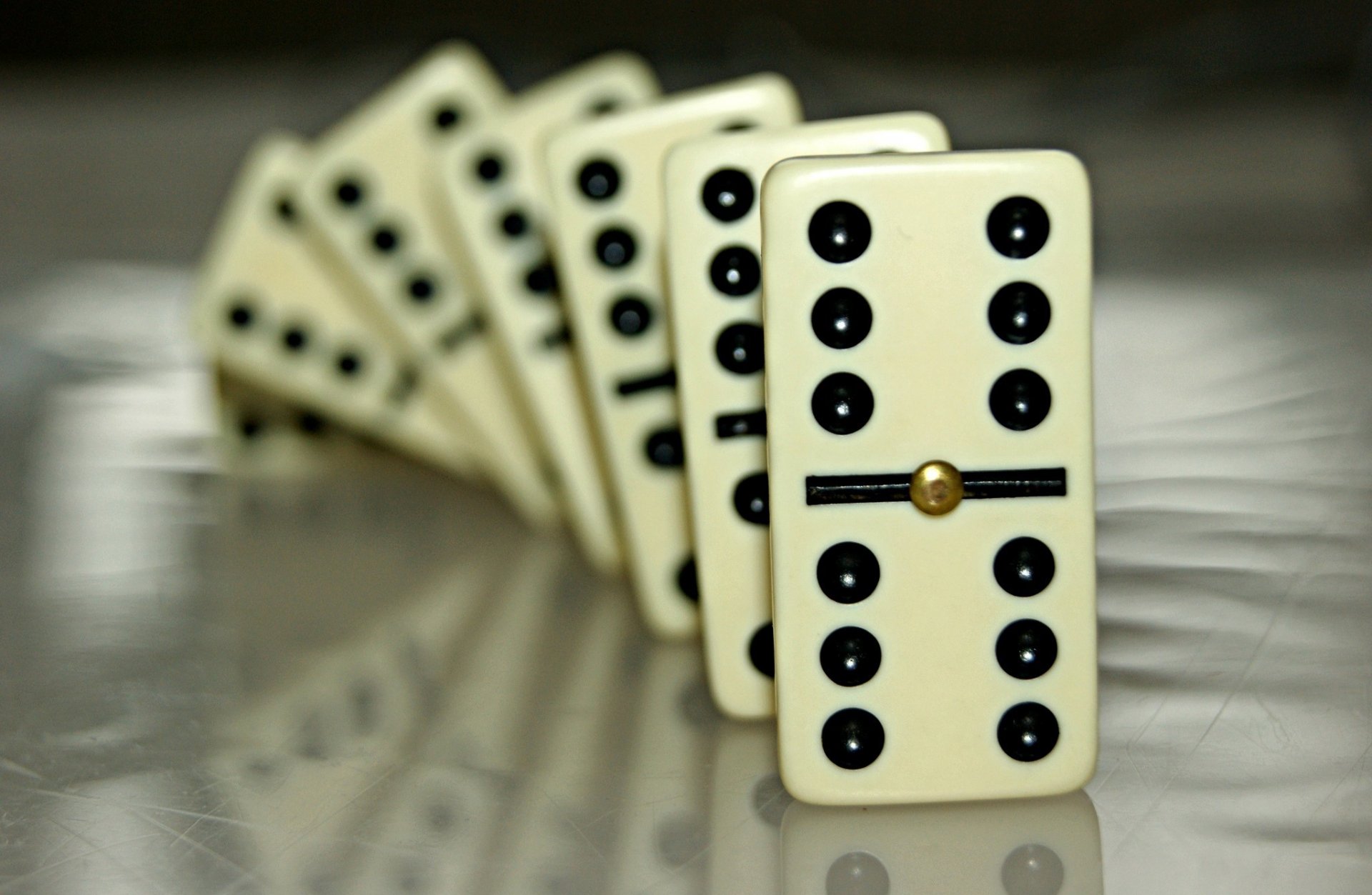 domino close up game