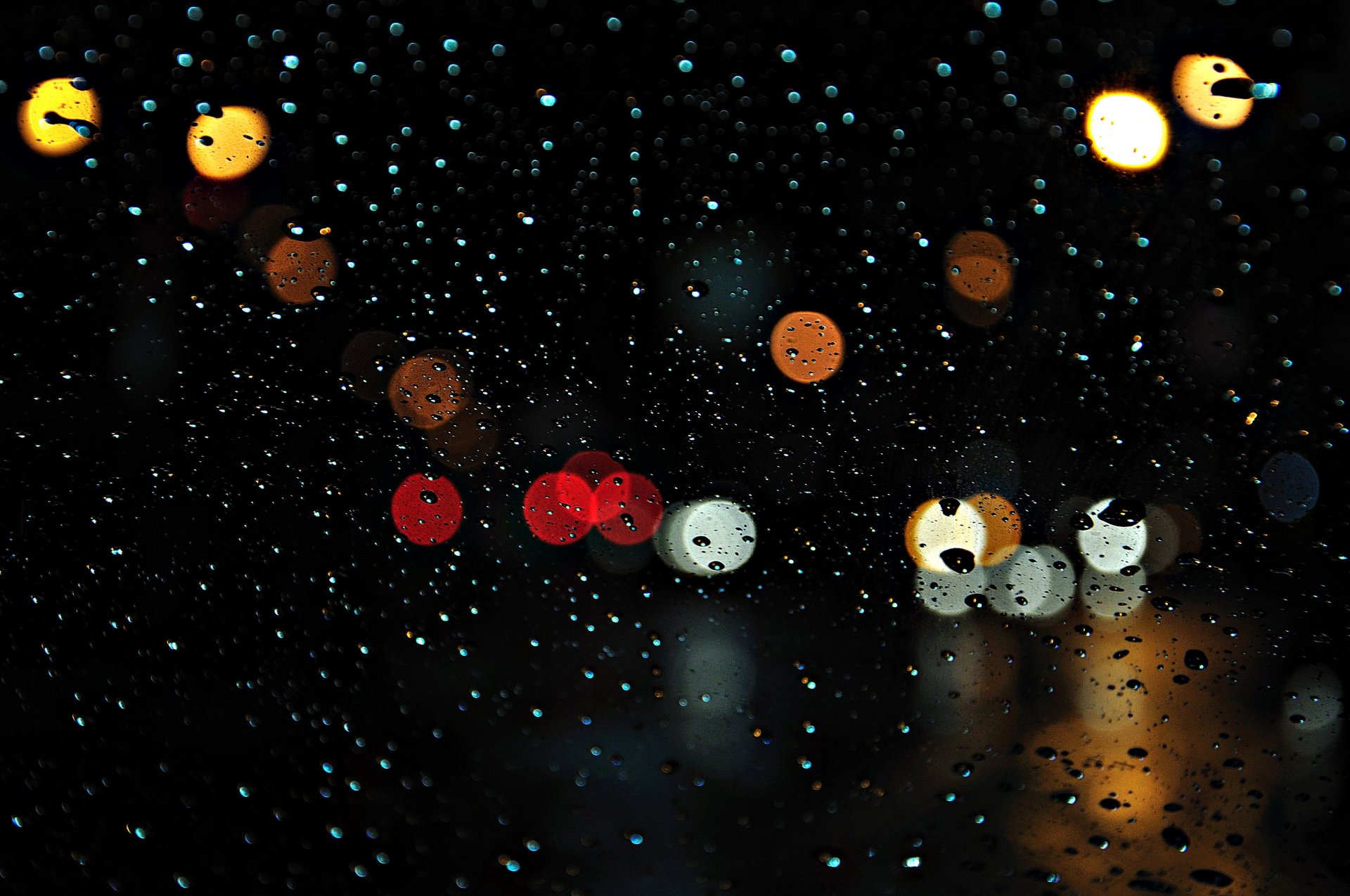 noche ciudad lluvia vidrio gotas luces bokeh