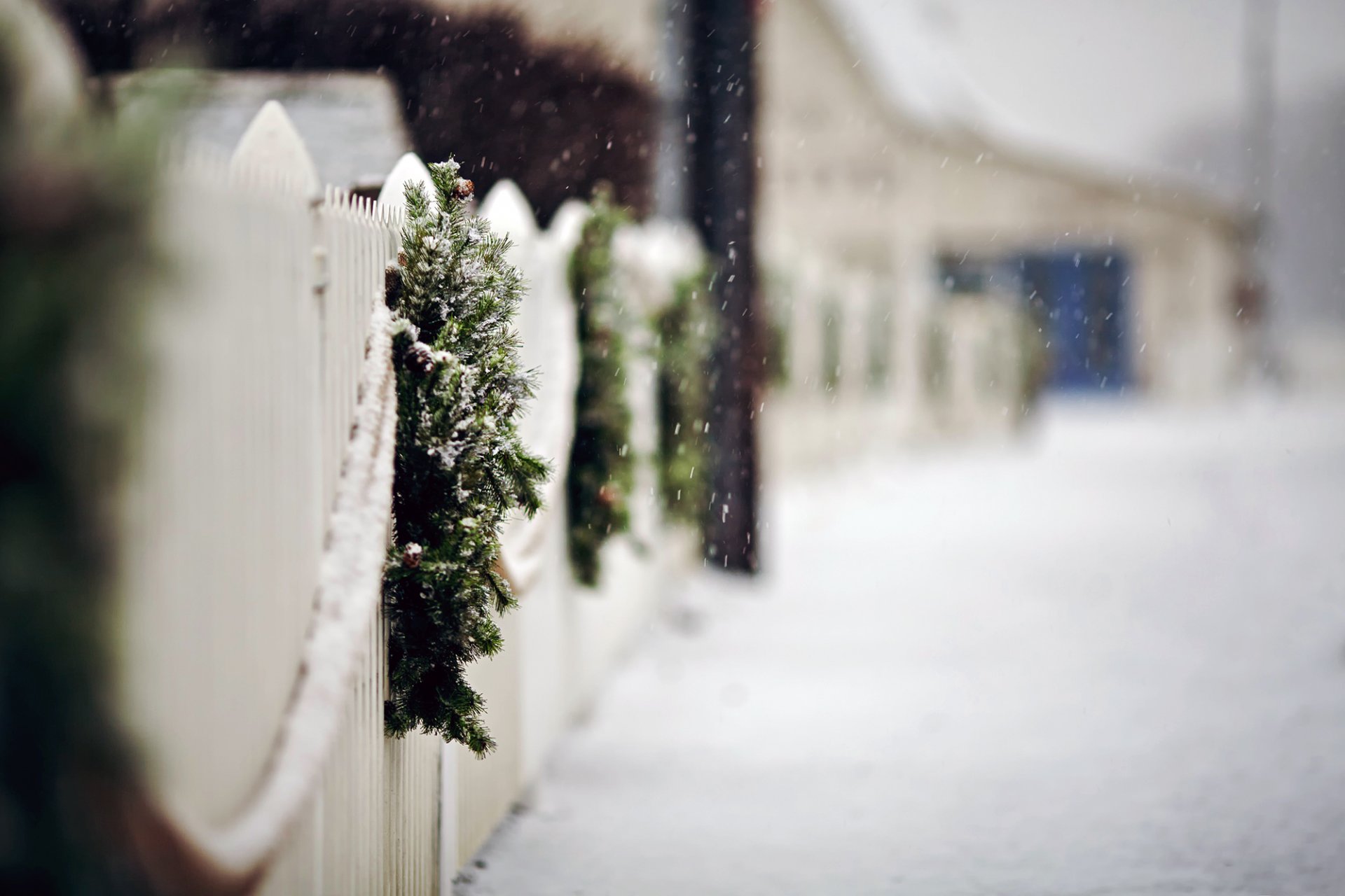 recinzione recinzione ghirlande rami abete rosso strada neve fiocchi di neve inverno