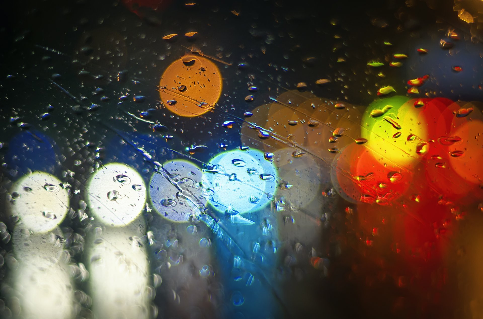 verre gouttes pluie lumières multicolore bokeh lumière