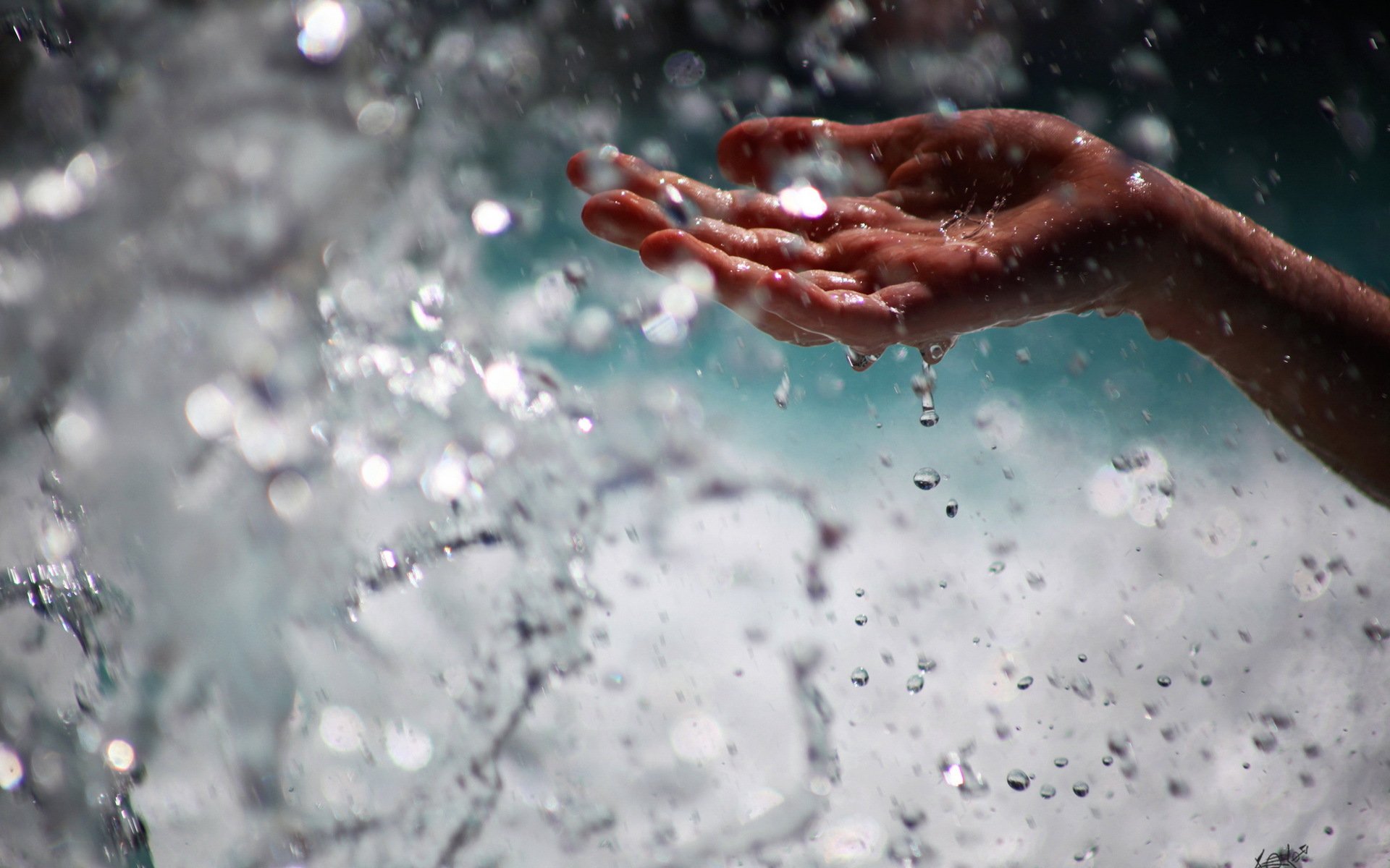 mano gotas agua macro