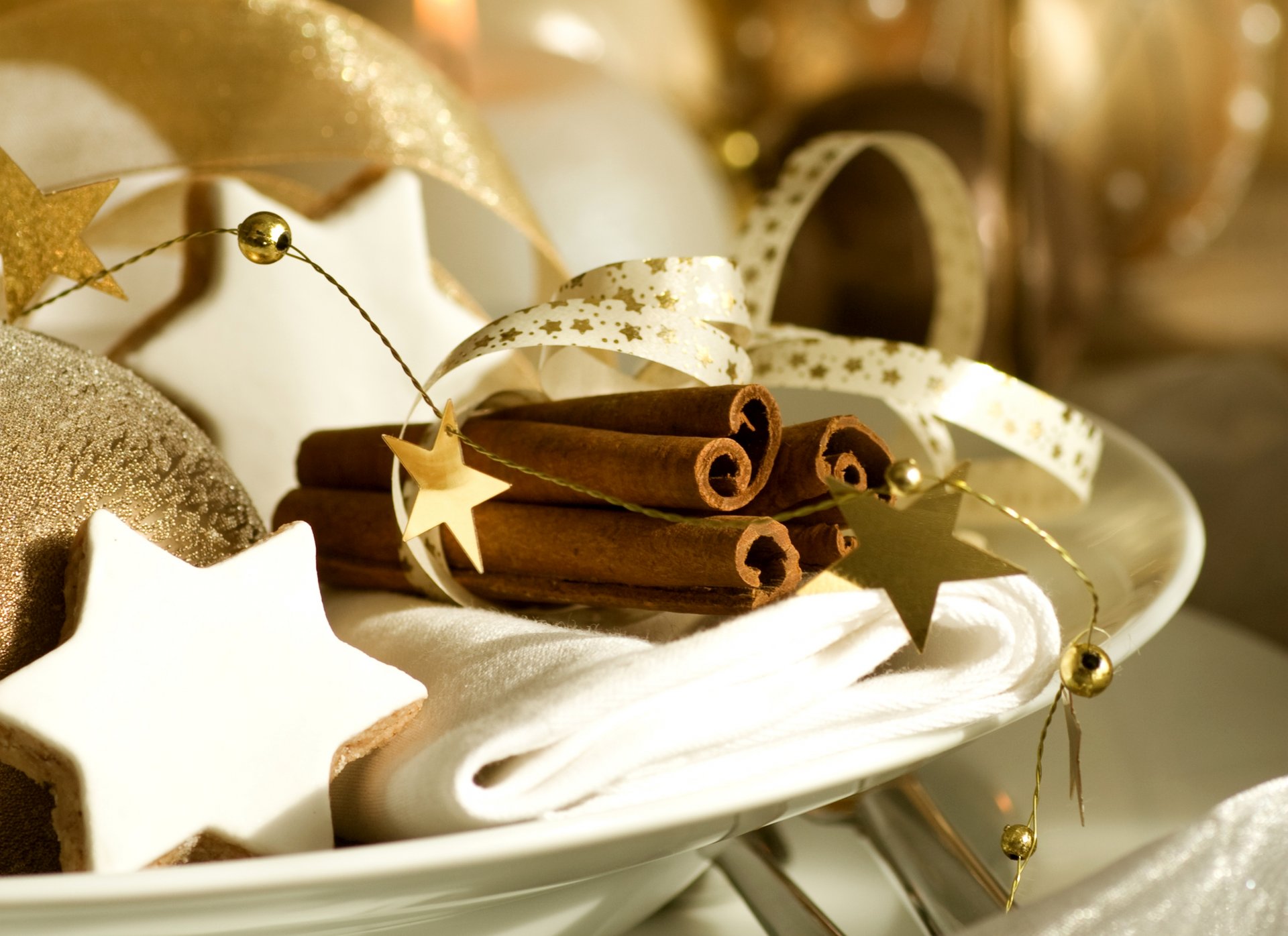 año nuevo navidad canela palos galletas hornear estrellas plato juguetes árbol de navidad cintas dorado vacaciones invierno