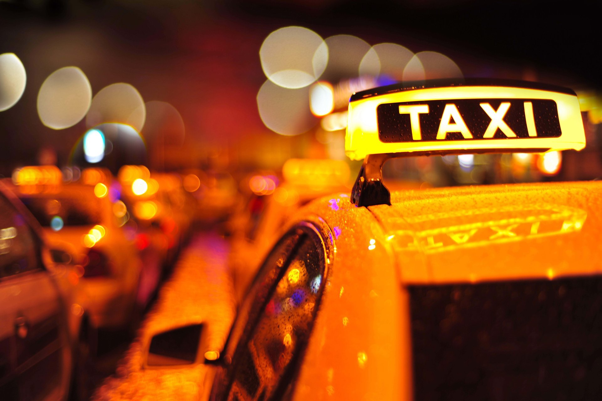 taxi voiture toit auto plaque inscription soirée ville multicolore lumières flou bokeh macro papier peint