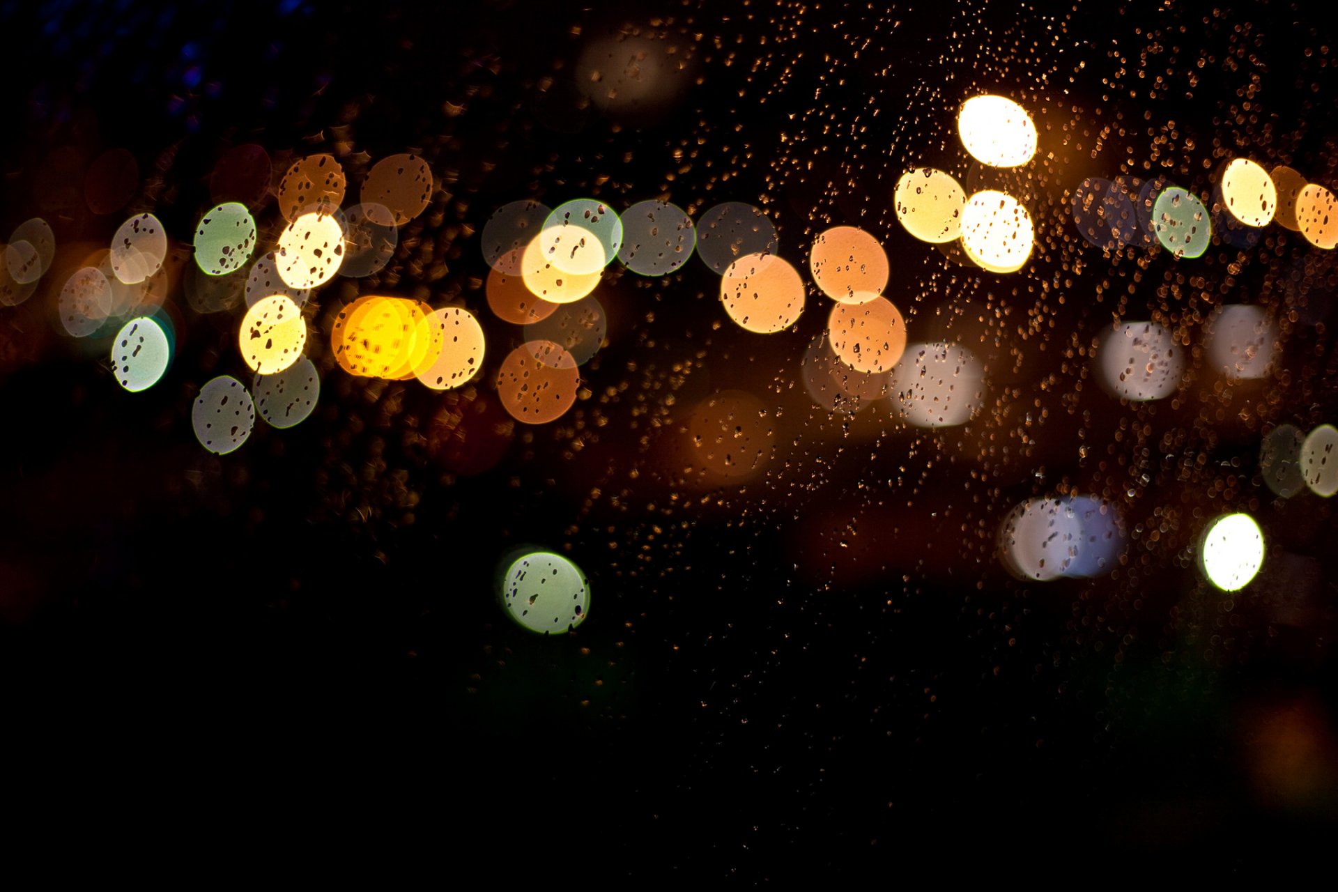 noche vidrio gotas lluvia luces multicolor bokeh macro