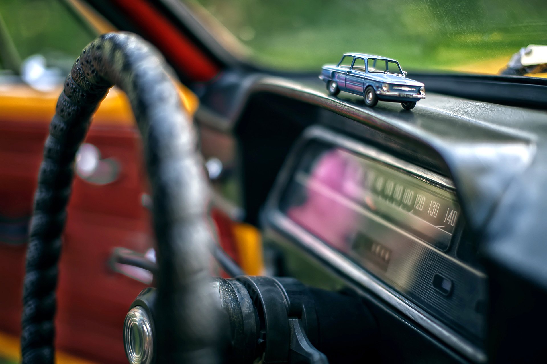 voiture zaz-968a zaporozhets rétro tuning salon volant panneau contrôle instruments souvenir jouet voiture flou bokeh macro papier peint