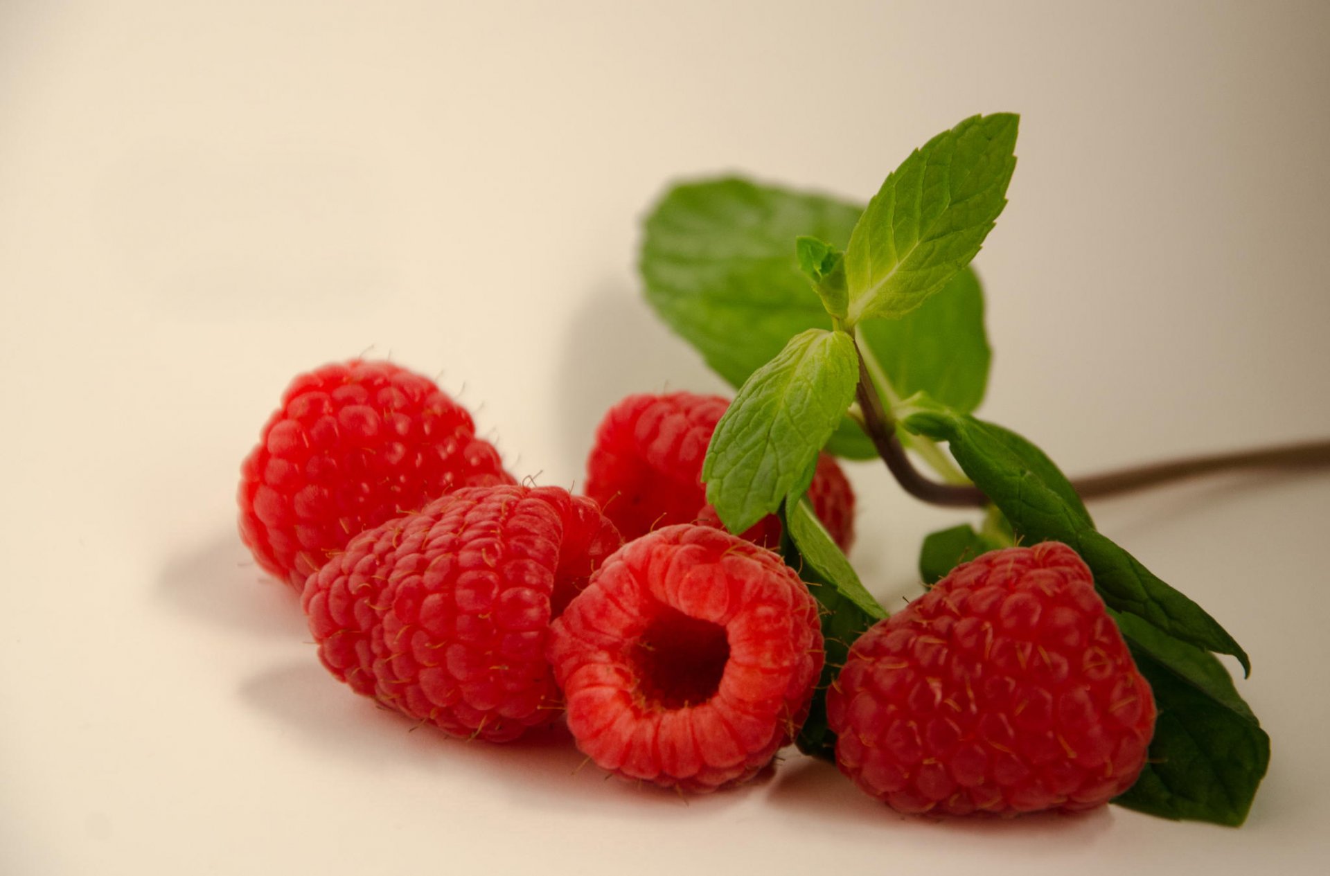 baies framboises feuilles