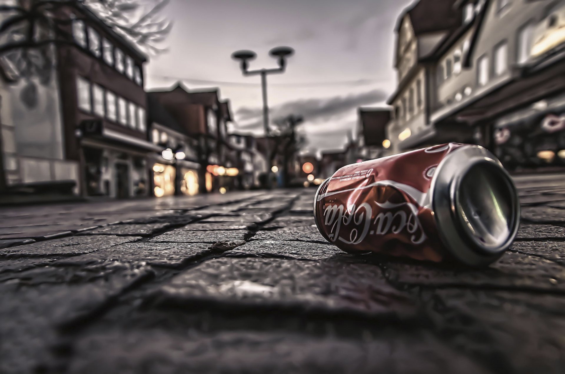 pflaster stein bank leer müll coca-cola